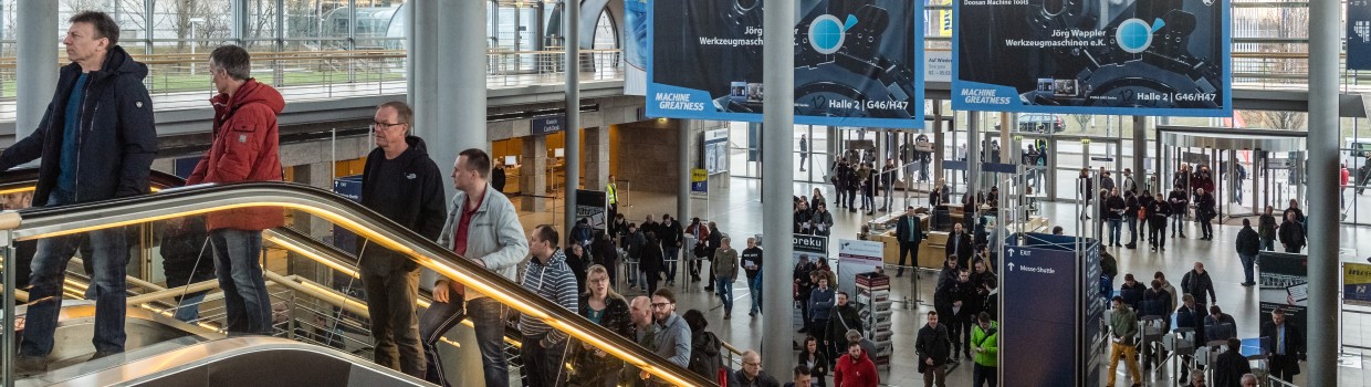 Menschen auf der Rolltreppe Eingang Ost, Messeimpressionen Intec - Internationale Fachmesse für Werkzeugmaschinen, Fertigungs- und Automatisierungstechnik