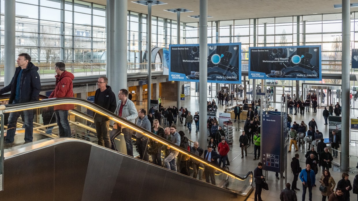 Menschen auf der Rolltreppe Eingang Ost, Messeimpressionen Intec - Internationale Fachmesse für Werkzeugmaschinen, Fertigungs- und Automatisierungstechnik