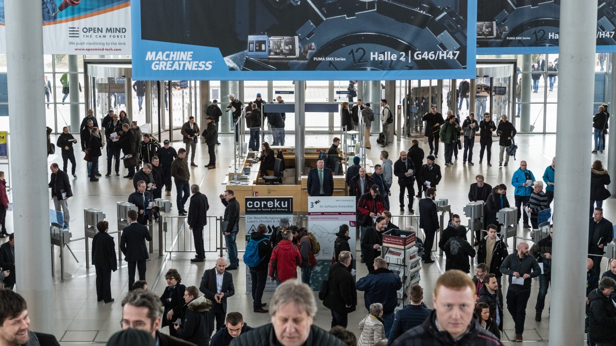 Menschen in der Eingangshalle, Messeimpressionen Intec - Internationale Fachmesse für Werkzeugmaschinen, Fertigungs- und Automatisierungstechnik