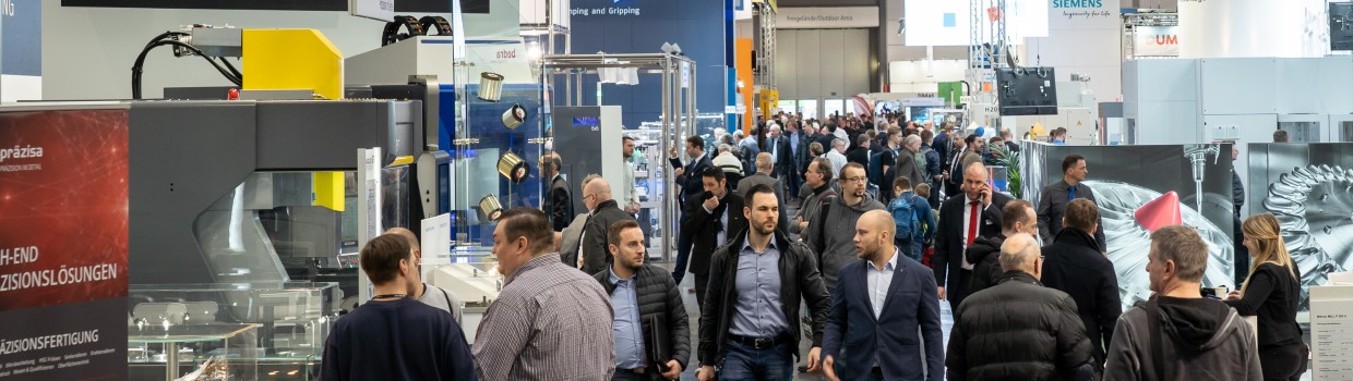 Menschen laufen durch eine Messehalle, Messeimpressionen Intec - Internationale Fachmesse für Werkzeugmaschinen, Fertigungs- und Automatisierungstechnik
