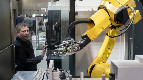 ein Mann bedient eine Maschine, Messeimpressionen Intec - Internationale Fachmesse für Werkzeugmaschinen, Fertigungs- und Automatisierungstechnik