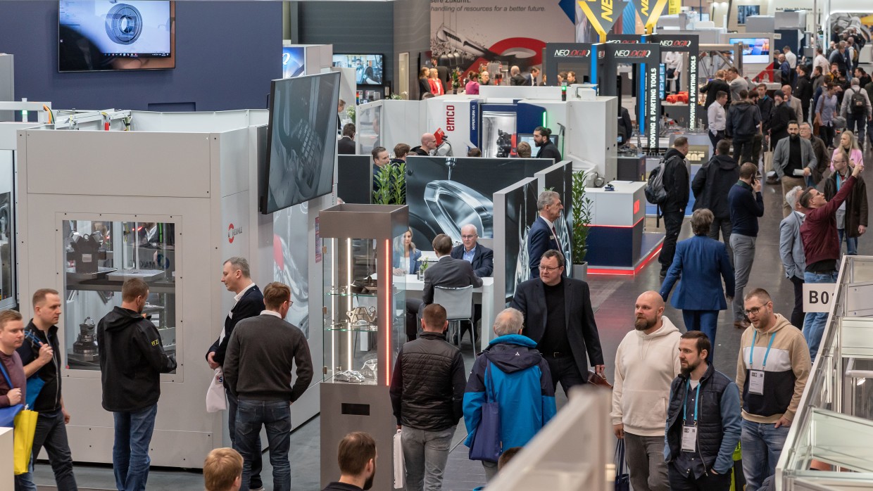 Menschen laufen durch eine Messehalle, Messeimpressionen Intec - Internationale Fachmesse für Werkzeugmaschinen, Fertigungs- und Automatisierungstechnik