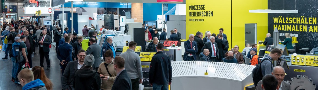 Menschen stehen vor Messeständen und unterhalten sich, Messeimpressionen Intec - Internationale Fachmesse für Werkzeugmaschinen, Fertigungs- und Automatisierungstechnik