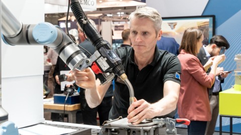 eine Person bedient eine Machine, Messeimpressionen Intec - Internationale Fachmesse für Werkzeugmaschinen, Fertigungs- und Automatisierungstechnik